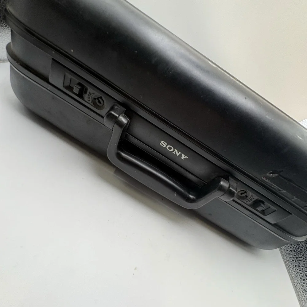 Sony CCD-F70 Camcorder, Hard Shell Case, Accessories VTG Video 8 NTSC Video READ
